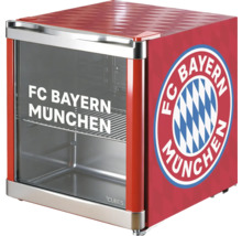 Mini-réfrigérateur avec porte vitrée et logo FC Bayern München. Rafraîchisseur avec une étagère et lettrage FC Bayern München sur la porte.