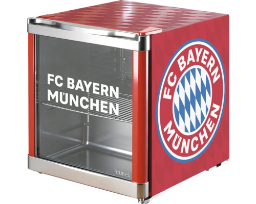 Mini-réfrigérateur avec porte vitrée et logo FC Bayern München. Rafraîchisseur avec une étagère et lettrage FC Bayern München sur la porte.