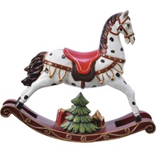 Dekoratives Schaukelpferd mit Weihnachtsbaum und Geschenken für die Weihnachtszeit