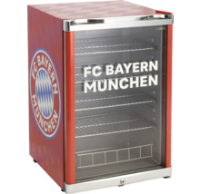 Mini réfrigérateur avec porte vitrée, logo FC Bayern München sur le côté et inscription sur la porte, clayettes métalliques à l'intérieur.