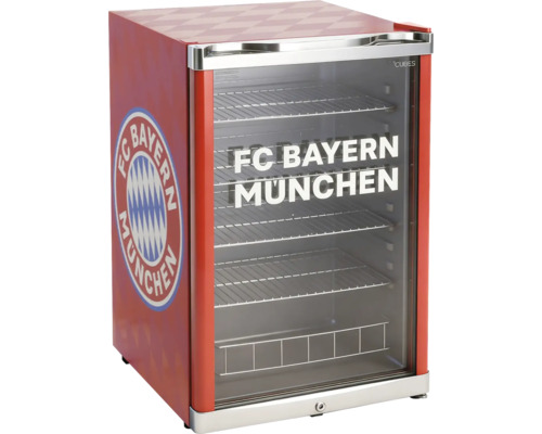 Mini réfrigérateur avec porte vitrée, logo FC Bayern München sur le côté et inscription sur la porte, clayettes métalliques à l'intérieur.
