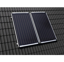 Deux capteurs solaires thermiques installés sur un toit en tuiles.
