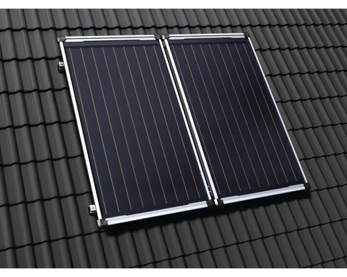 Deux capteurs solaires thermiques installés sur un toit en tuiles.