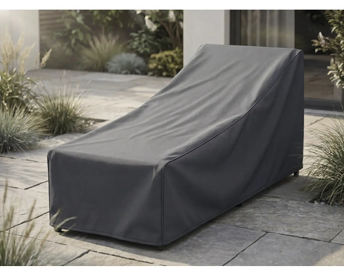 Housse de protection pour bain de soleil anthracite sur une terrasse pavée dans un jardin.