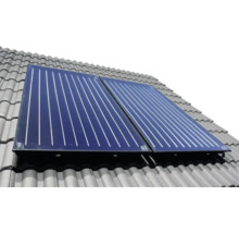 Deux capteurs solaires thermiques montés sur un toit en tuiles.
