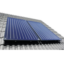 Deux panneaux solaires thermiques plats installés sur un toit de tuiles pour le chauffage de l eau.