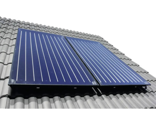 Deux panneaux solaires thermiques plats installés sur un toit de tuiles pour le chauffage de l eau.