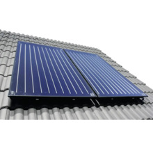 Deux capteurs solaires thermiques montés sur un toit de tuiles pour la production d'eau chaude.