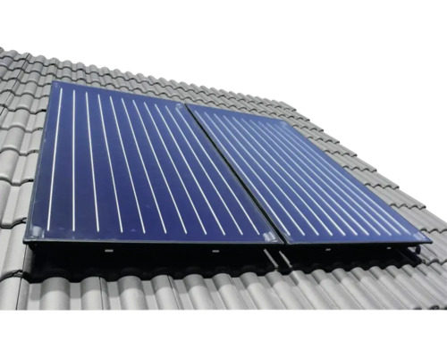 Deux capteurs solaires thermiques plats installés sur un toit en tuiles.