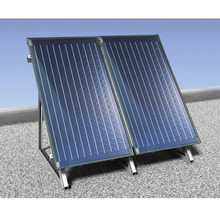 Zwei Solarthermie Flachkollektoren auf einem Metallgestell montiert auf einem Flachdach mit Kies.