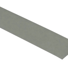 Flachprofil aus Metall mit glatter Oberfläche.