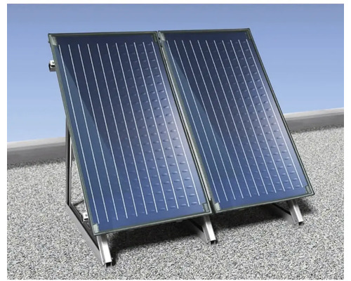 Zwei Flachkollektoren für Solarthermie montiert auf einem Aufstellrahmen für Flachdächer.