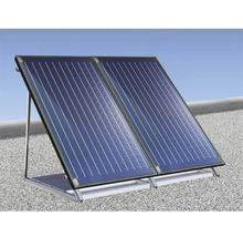 Zwei thermische Solarkollektoren auf einem Metallrahmen für die Flachdachmontage.