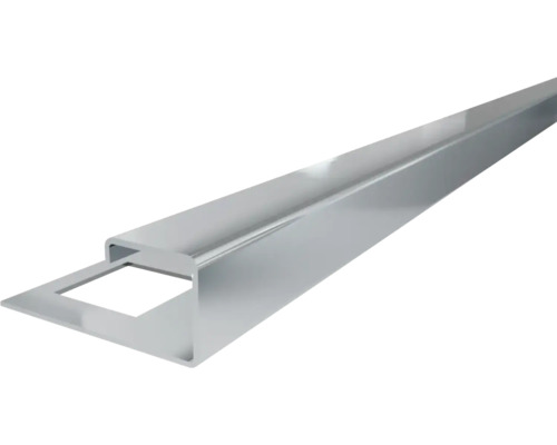 Profilé pour carrelage en métal argenté brillant.