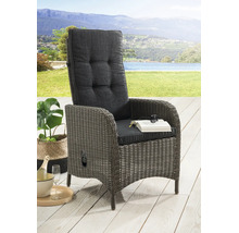 Fauteuil de jardin en résine tressée grise avec dossier haut et coussins foncés sur une terrasse en bois clair.