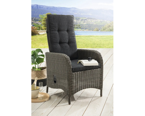 Fauteuil de jardin en résine tressée grise avec dossier haut et coussins foncés sur une terrasse en bois clair.