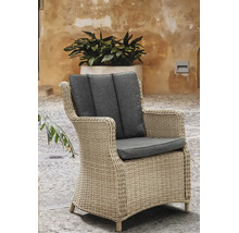 Fauteuil de jardin en résine tressée avec coussins d assise et de dossier sur une terrasse.