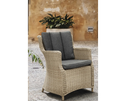 Fauteuil de jardin en résine tressée avec coussins d assise et de dossier sur une terrasse.