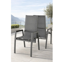 Deux fauteuils de jardin modernes à dossier haut avec cadre en aluminium anthracite et revêtement en textile gris sur une terrasse lumineuse.
