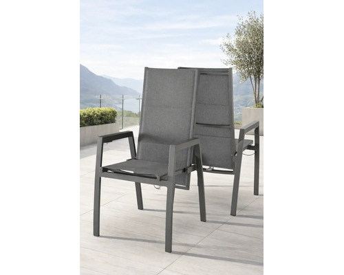 Deux fauteuils de jardin modernes à dossier haut avec cadre en aluminium anthracite et revêtement en textile gris sur une terrasse lumineuse.