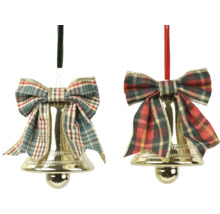 Deux cloches de Noël dorées avec des nœuds à carreaux comme décorations d'arbre.