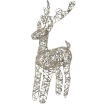 Figurine de renne à LED en maille métallique argentée avec lumières blanc chaud.