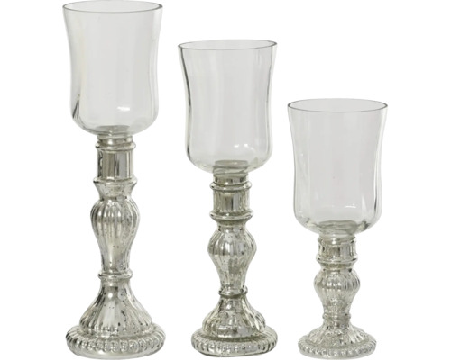 Lot de trois bougeoirs décoratifs en verre de différentes hauteurs avec pied argenté et partie supérieure transparente.