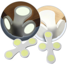 Nachleuchtender Ecken- und Kantenschutz aus Kunststoff für Möbel an einer Tischkante.