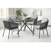 Salon de jardin avec table ronde et quatre fauteuils en corde tressée avec coussins gris clair dans une pièce lumineuse et organisée.