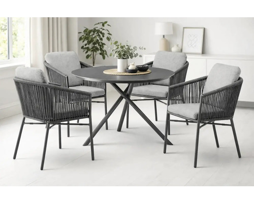 Salon de jardin avec table ronde et quatre fauteuils en corde tressée avec coussins gris clair dans une pièce lumineuse et organisée.