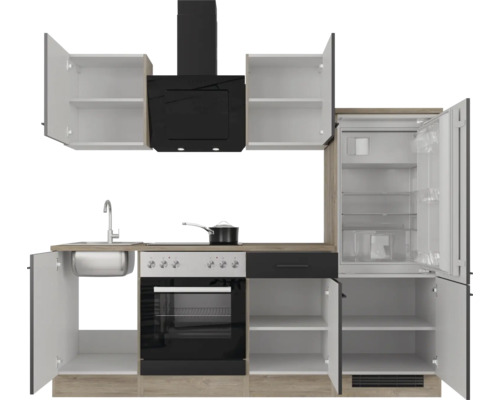 Küchenzeile mit Backofen, Dunstabzugshaube und Kühlschrank, offene Schränke zeigen den Stauraum und die Einlegeböden.