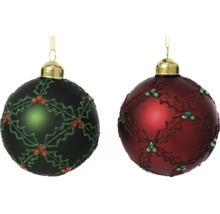 Deux boules de Noël avec décor de houx pailleté, une vert foncé avec baies rouges et une rouge foncé avec baies vertes.