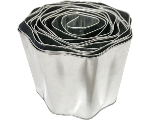 Bordure de gazon ondulée en métal galvanisé en rouleau pour la délimitation des parterres.