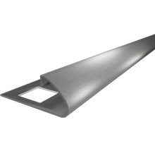 Profilé de finition arrondi en métal argenté pour carrelage avec aile de fixation perforée.