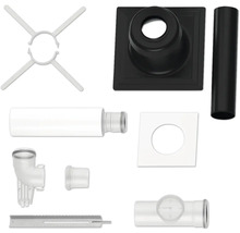 Set aus Kunststoff- und Metallteilen für Sanitär- oder Lüftungssysteme, bestehend aus Rohren, Winkeln, Grundplatte und Montagematerial.