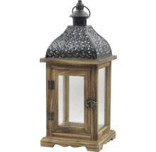 Lanterne en bois avec toit en métal et vitres en verre, porte avec fermoir et poignée.