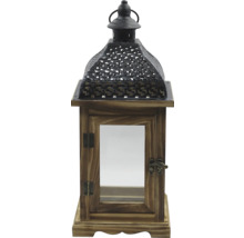 Lanterne rustique en bois avec toit en métal orné, inserts en verre et fermeture métallique.