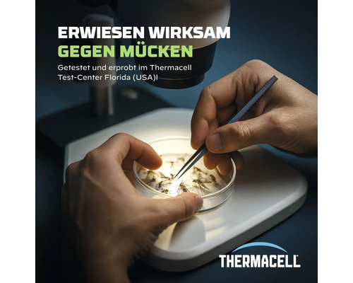 Hände untersuchen Mücken in einer Petrischale unter einem Mikroskop im Thermacell Testzentrum. Erwiesen wirksam gegen Mücken.