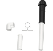 Kit de passage de toit avec conduit de fumée vertical, coude blanc, section de tuyau et collier de fixation en métal.