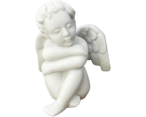 Weiße sitzende Engelsfigur aus Kunststein mit verschränkten Armen.