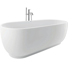 Baignoire îlot ovale blanche avec robinet de baignoire sur pied en chrome.
