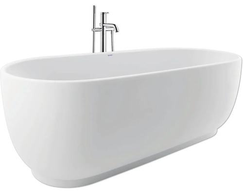 Baignoire îlot ovale blanche avec robinet de baignoire sur pied en chrome.