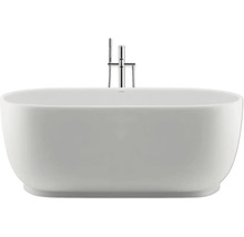 Baignoire îlot ovale blanche avec mitigeur de baignoire sur pied et douchette en chrome.