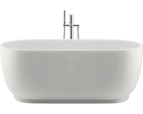 Baignoire îlot ovale blanche avec mitigeur de baignoire sur pied et douchette en chrome.