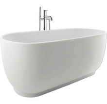 Baignoire îlot ovale blanche en acrylique sanitaire avec robinetterie sur pied chromée et douchette à main.