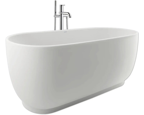 Baignoire îlot ovale blanche en acrylique sanitaire avec robinetterie sur pied chromée et douchette à main.
