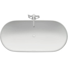 Baignoire îlot ovale blanche avec robinetterie argentée vue de dessus.