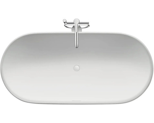 Baignoire îlot ovale blanche avec robinetterie argentée vue de dessus.