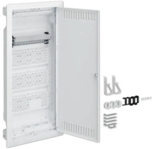 Coffret de distribution multimédia blanc à encastrer avec porte ouverte, plaques de montage perforées et accessoires de gestion de câbles.