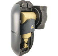 Séparateur de boue Bosch avec aimant pour systèmes de chauffage, raccord en laiton sous isolation avec symbole d'avertissement magnétique.